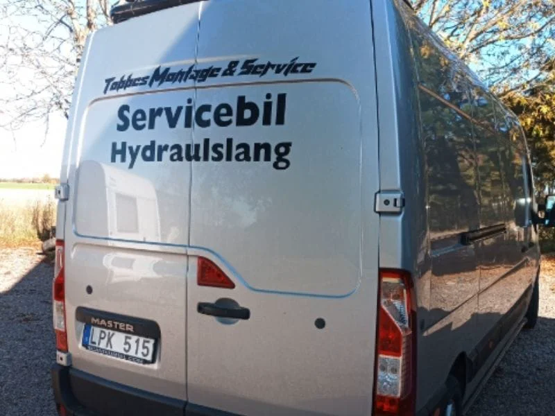 Tobbes servicebil för mobil hydraulslangservice – slangpress, slang och kopplingar i bilen